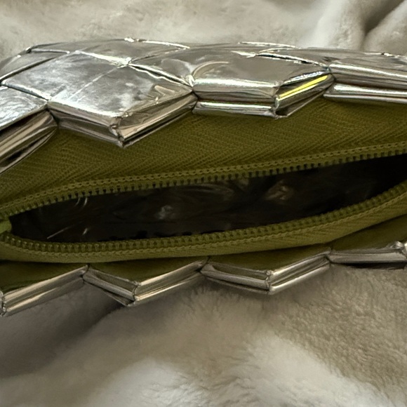Ecoist Woven Metallic Mini Wristlet Bag Like New! - Picture 3 of 7